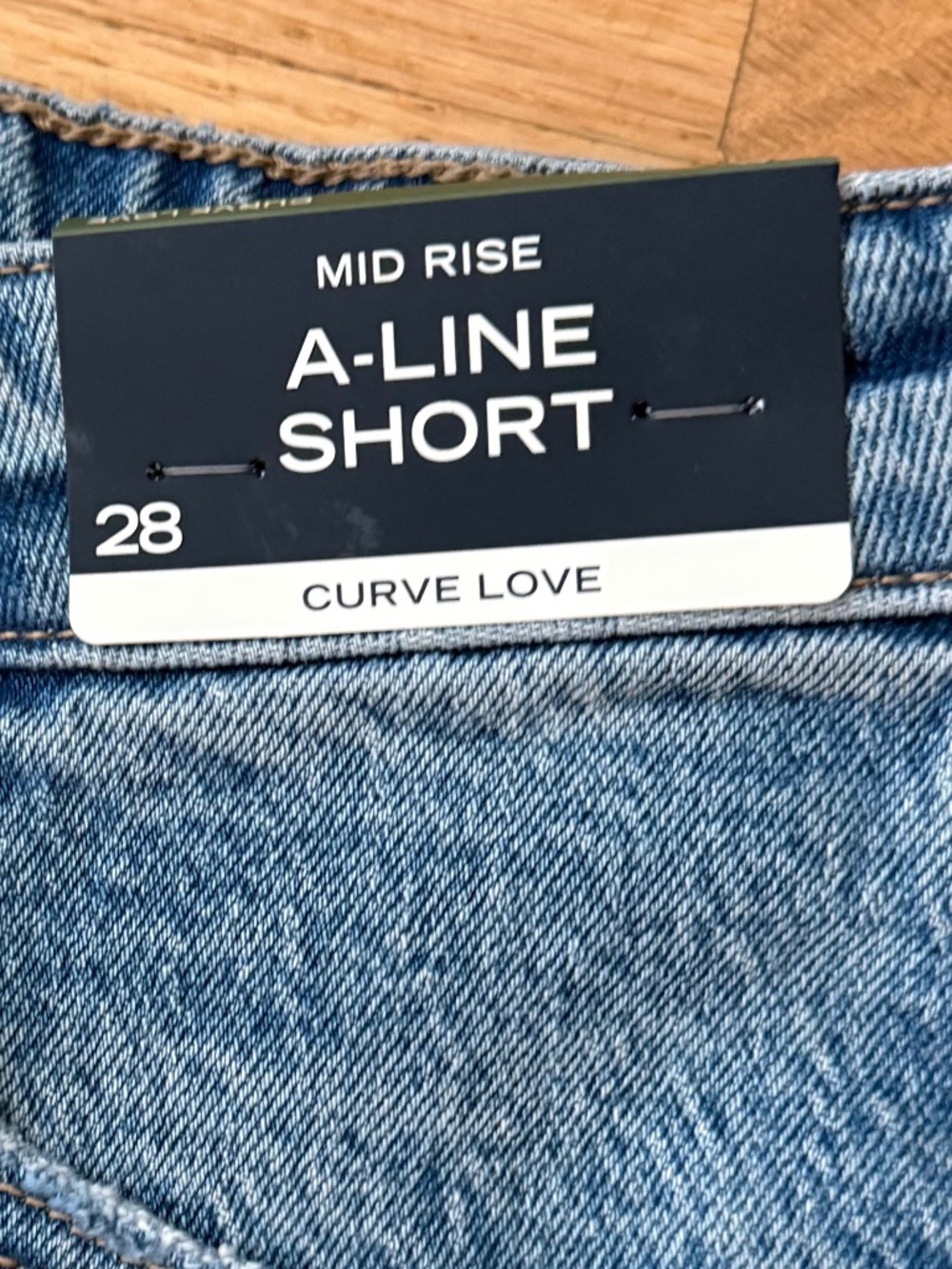 NWT Abercrombie Curve Love Mid Rise A-Line Denim Shorts 28/6 Medium Wash - Picture 4 of 8
